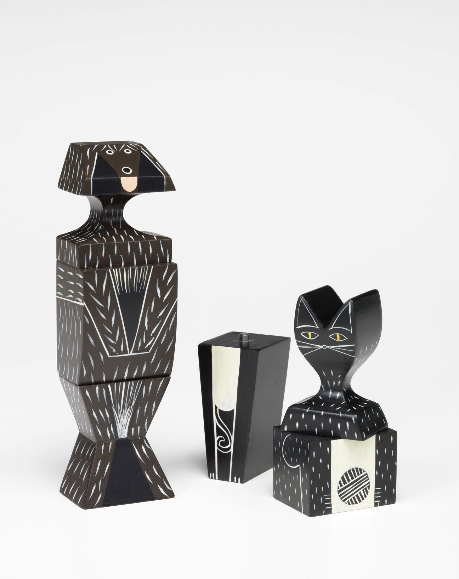 Drei Vitra Wooden Dolls: abstrakte Holzfiguren, Katze, Hund und eine weitere Tierfigur, dekorative Sammlerstücke.