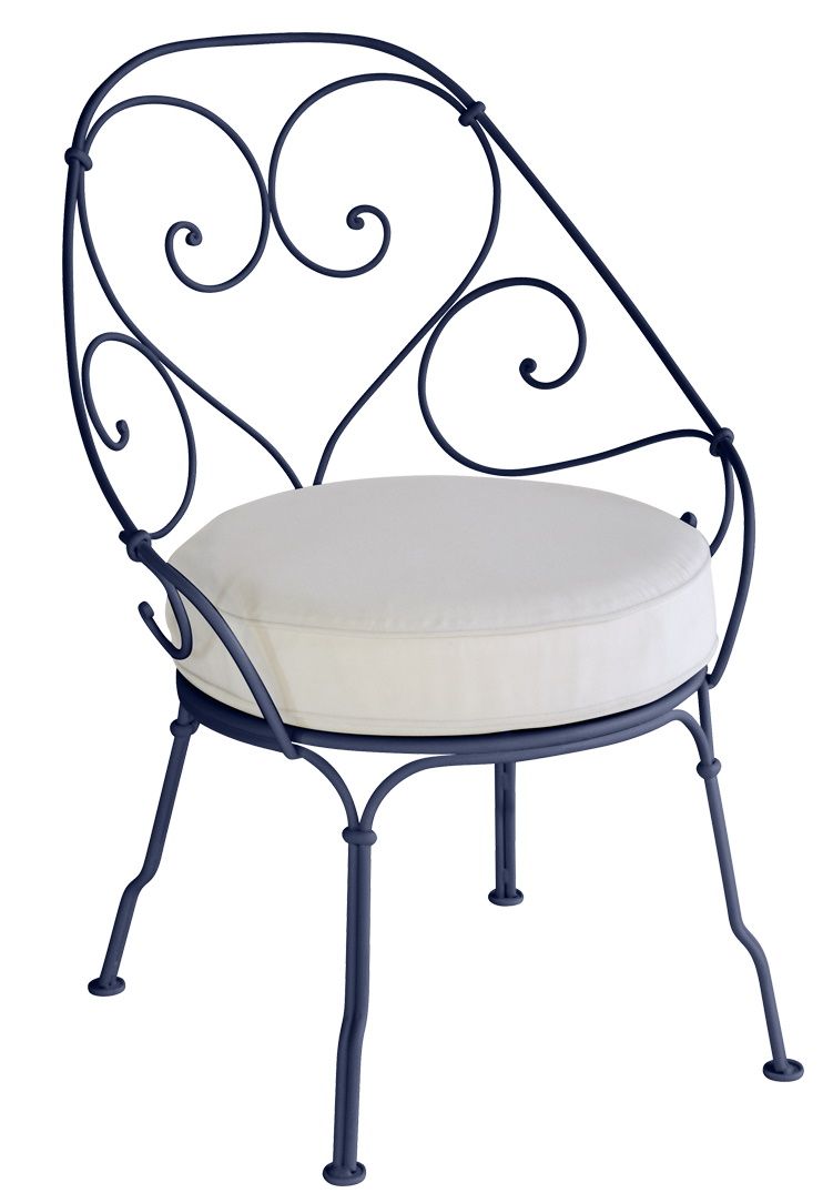 Fermob 1900 Sessel Cabriolet für den Außenbereich, blaues Metallgestell mit cremefarbenem Sitzkissen.