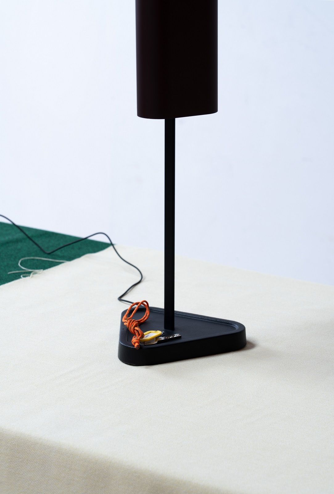Emi Table Tischleuchte von Flos, moderne Nachttischlampe mit schwarzem Lampenschirm und dreieckigem Fuß.
