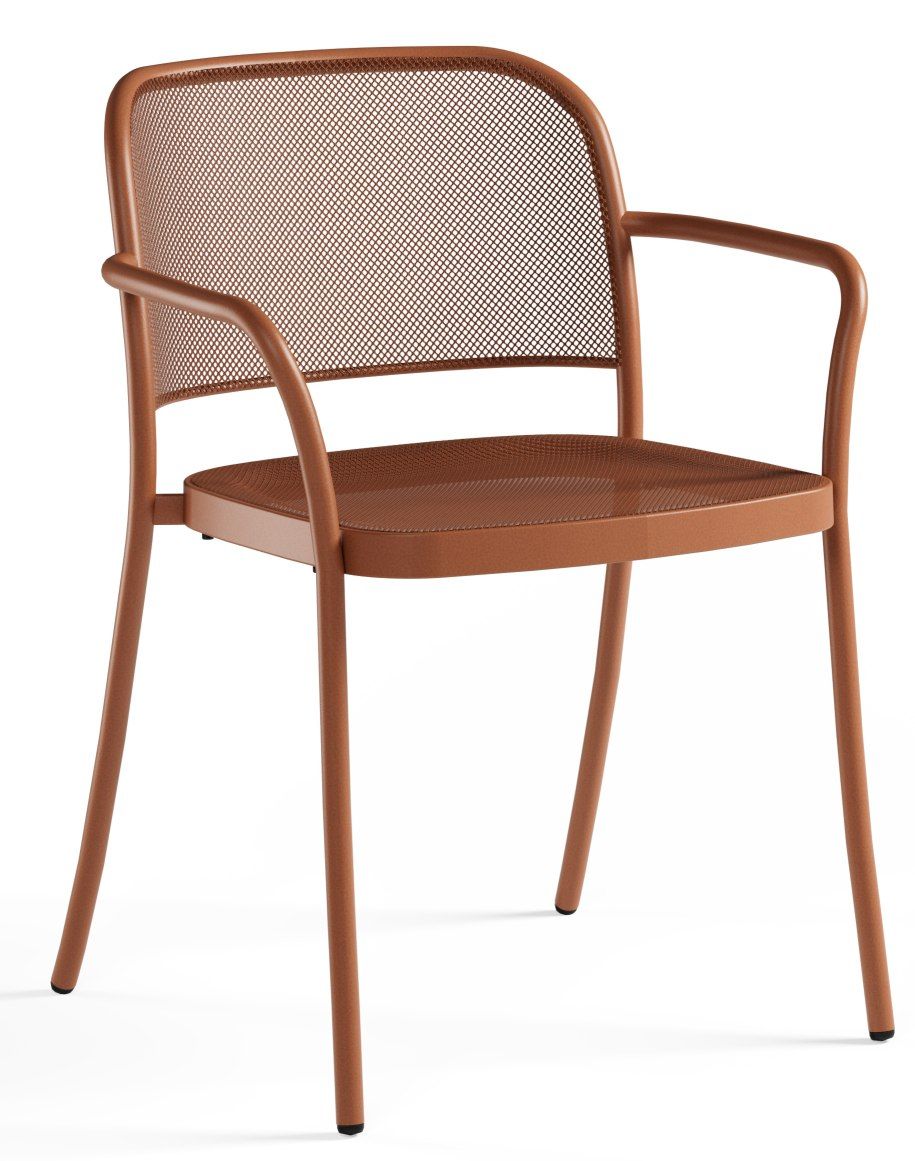 Café Armchair von Emu, ein brauner Outdoor-Stuhl mit Armlehnen und filigranem Metallgitter auf weißem Hintergrund.