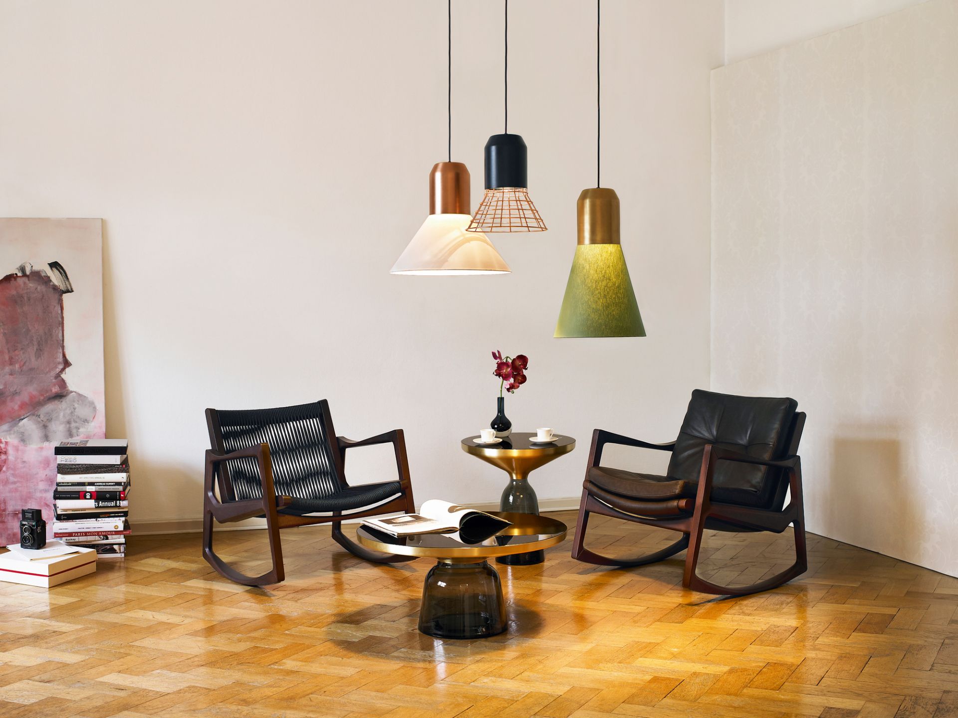 Wohnzimmer-Szene mit ClassiCon Bell Coffee Table Couchtisch in Quarz-grau und Messing. Designermöbel für stilvolles Wohnen.