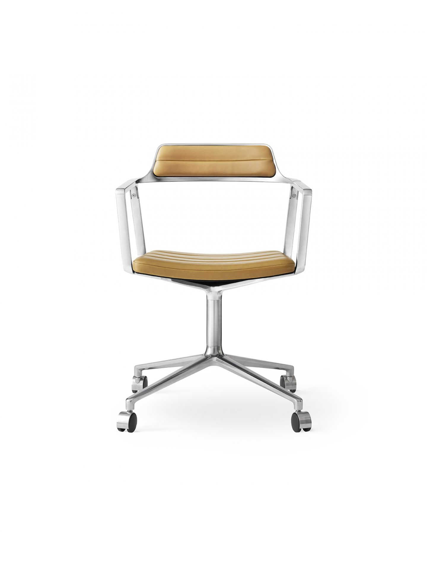 Vipp452 Bürostuhl mit Armlehnen und Rollen, sandfarbenes Leder, modernes Design für Büro und Homeoffice.