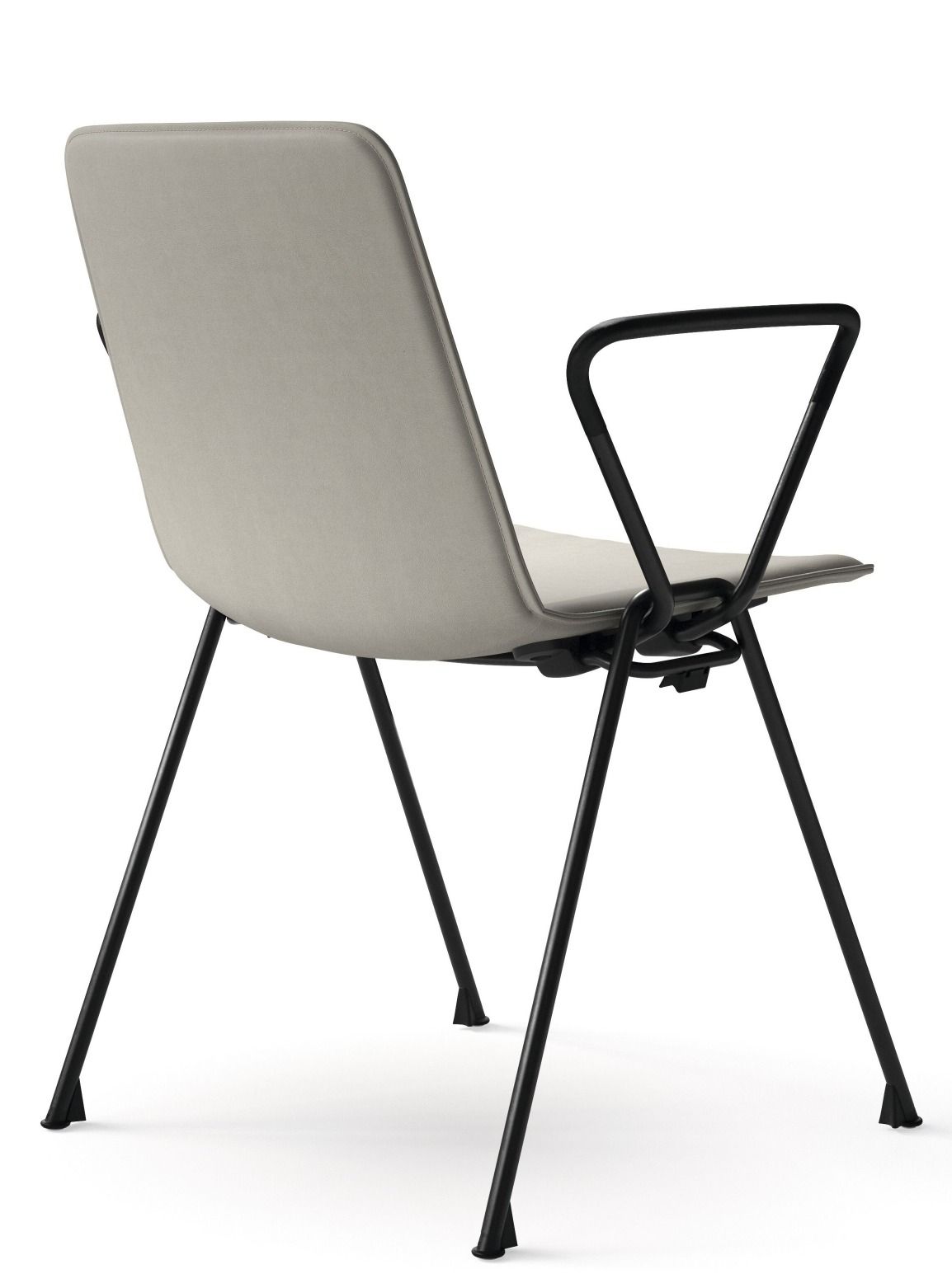 Rückansicht des 1651 Yunity Armchair Armlehnstuhls von Walter Knoll mit schwarzem Gestell und beigem Bezug.