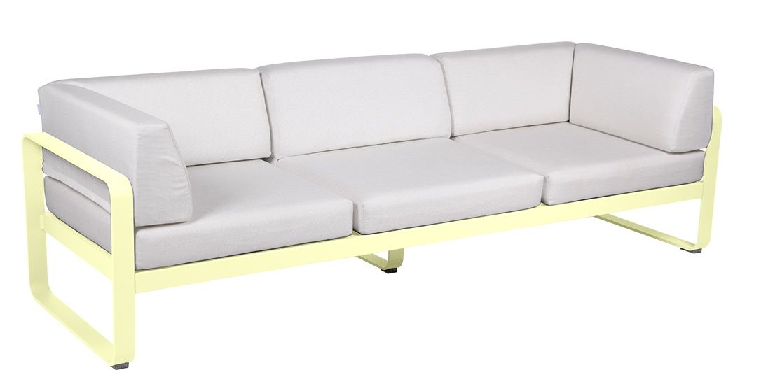 Fermob Bellevie Outdoor Sofa, 3-Sitzer, hellgelbes Gestell mit hellgrauen Polsterkissen für Garten und Terrasse.