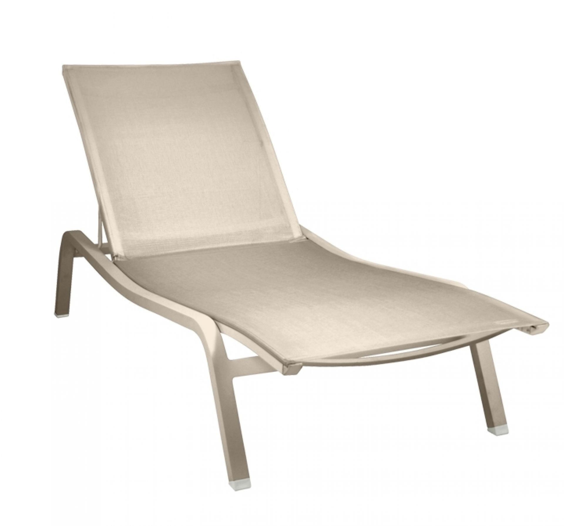 Alizé Sonnenliege XS von Fermob, moderne Gartenliege aus beigem Stoff und Aluminiumgestell für den Außenbereich.