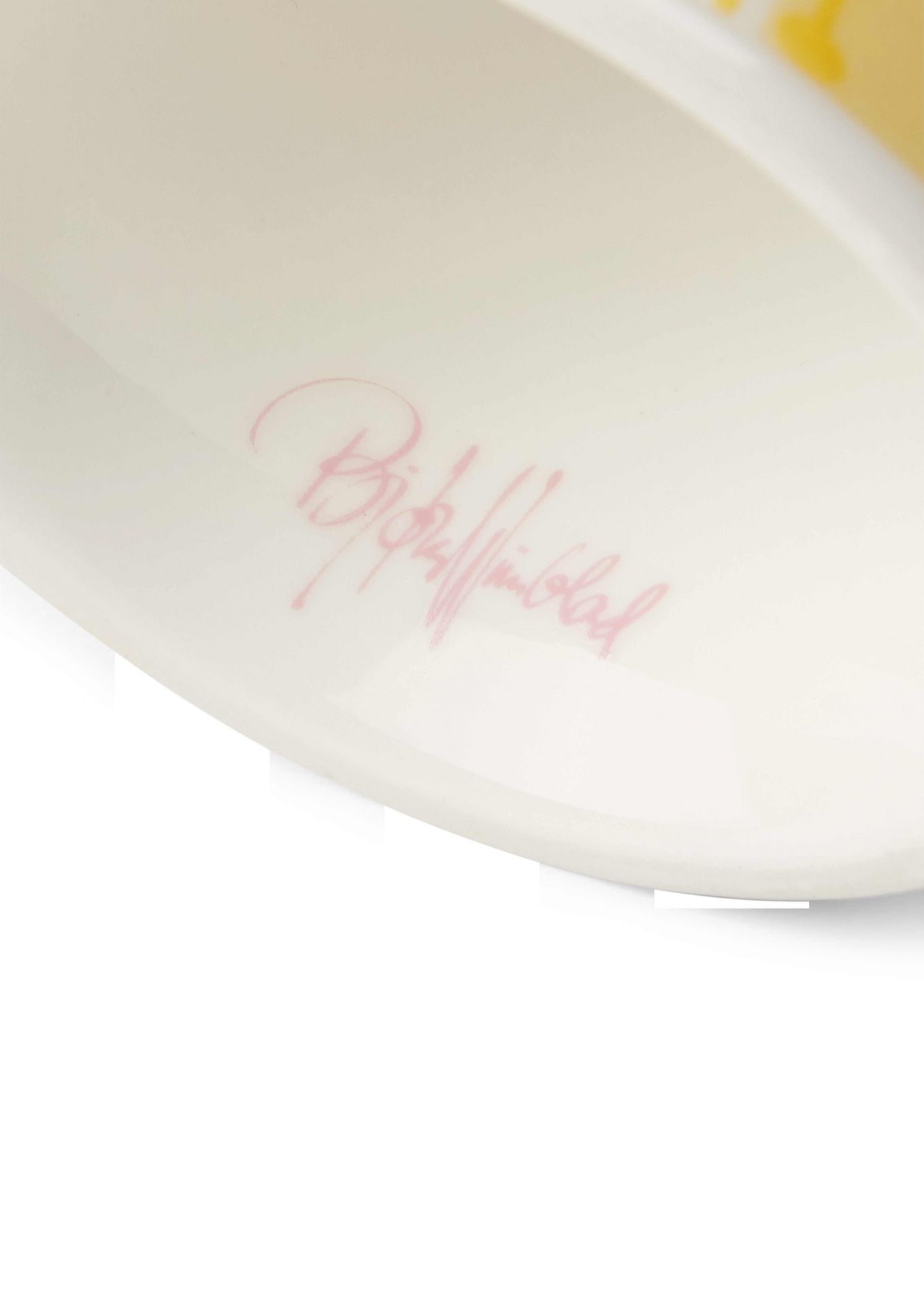 Detailaufnahme der Signatur auf dem Eva Teelichthalter von Bjorn Wiinblad. Keramik Teelicht.