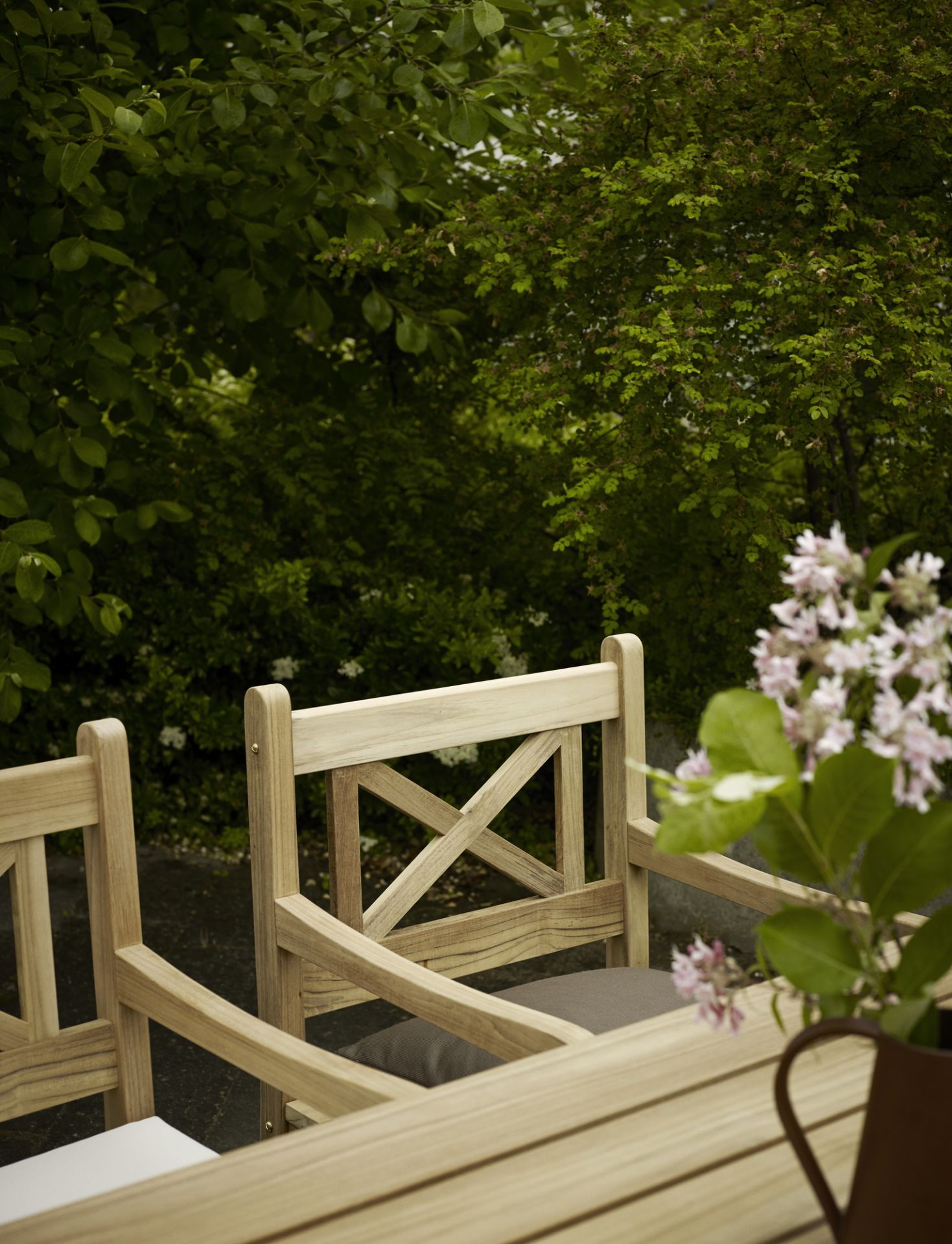 Detailaufnahme des Skagen Gartenmöbel Sets von Skagerak by Fritz Hansen aus Teakholz.
