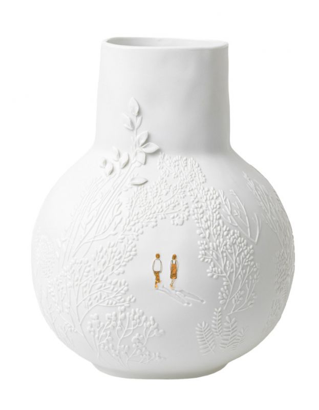 Weiße BG dankbar Vase mit Parkspaziergang-Motiv und filigranen Reliefs von Bäumen und Spaziergängern.