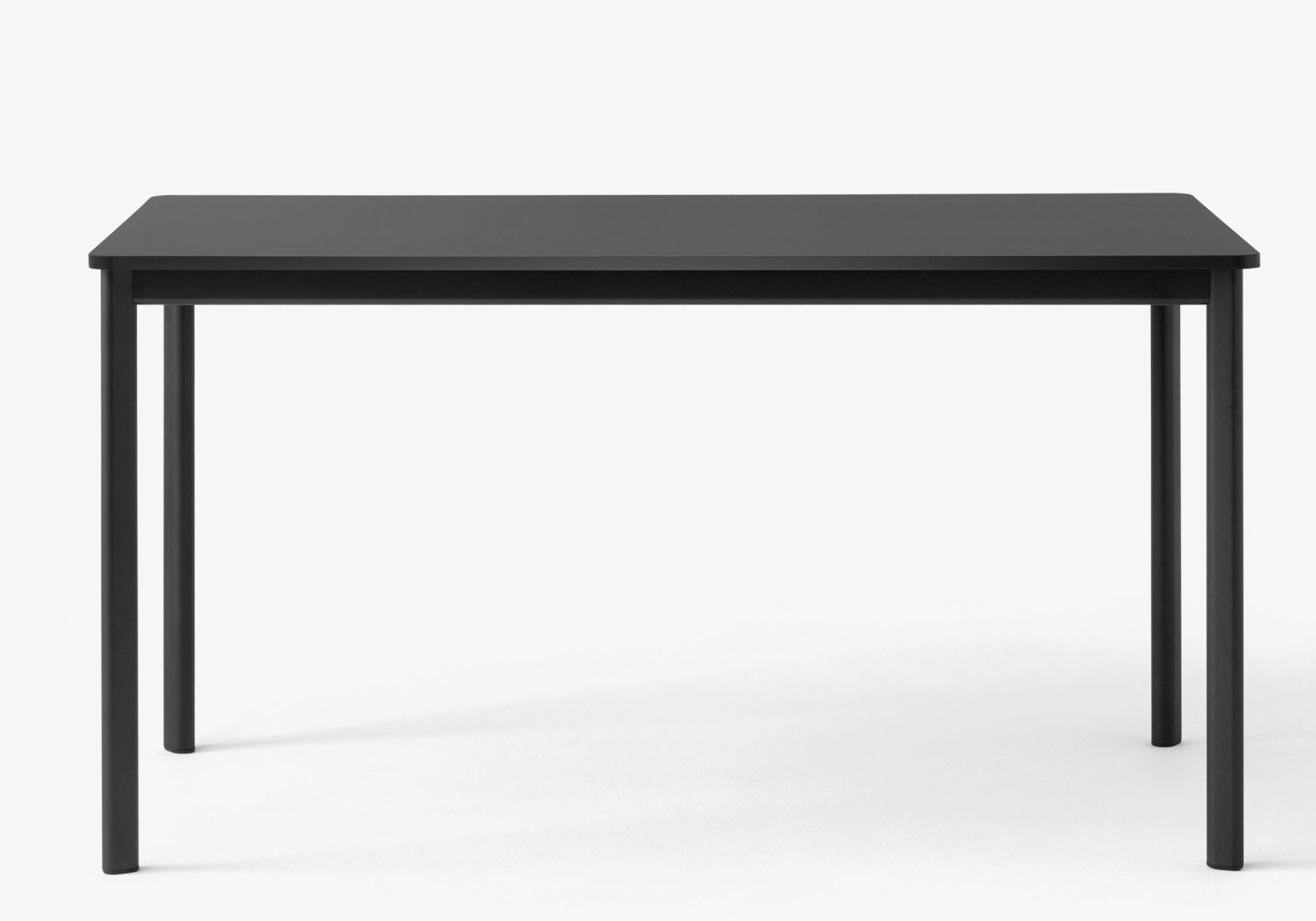 Schwarzer AndTradition Drip Table HW58 mit rechteckiger Tischplatte und schlanken, geraden Beinen auf weißem Hintergrund.