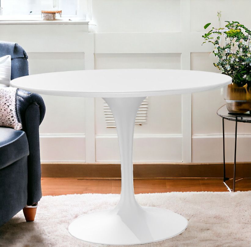 Weißer, runder Saarinen Esstisch von Knoll International mit zentralem Fuß im modernen Wohnzimmer.
