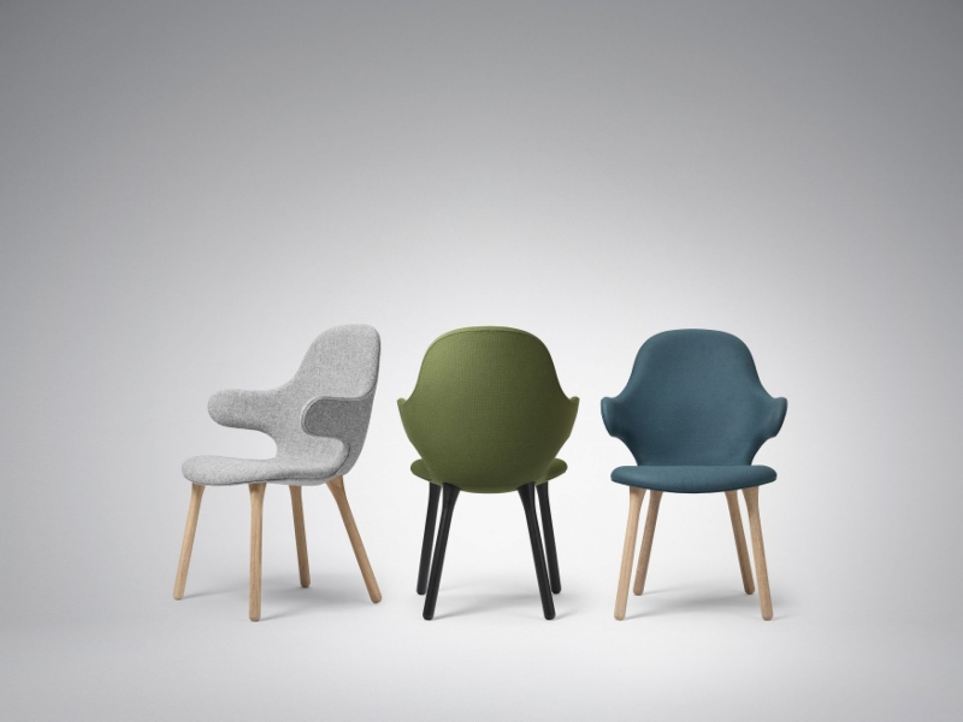 AndTradition Catch Chair JH1 Stühle in Grau, Grün und Blau mit Holz- und Metallbeinen.