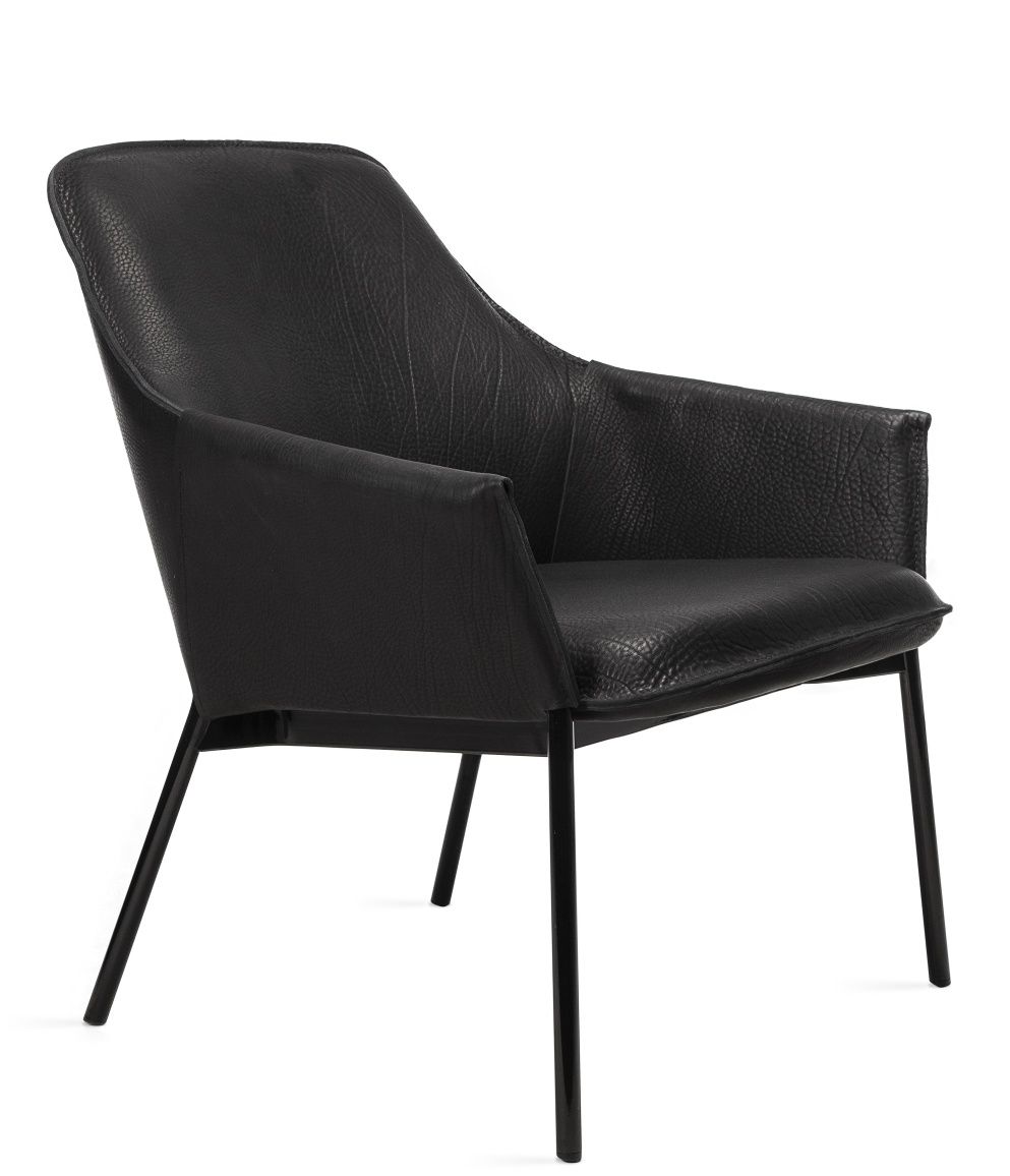 Grace Lounge Chair Low von Freifrau Manufaktur, schwarzer Ledersessel mit Armlehne und filigranem Metallgestell.
