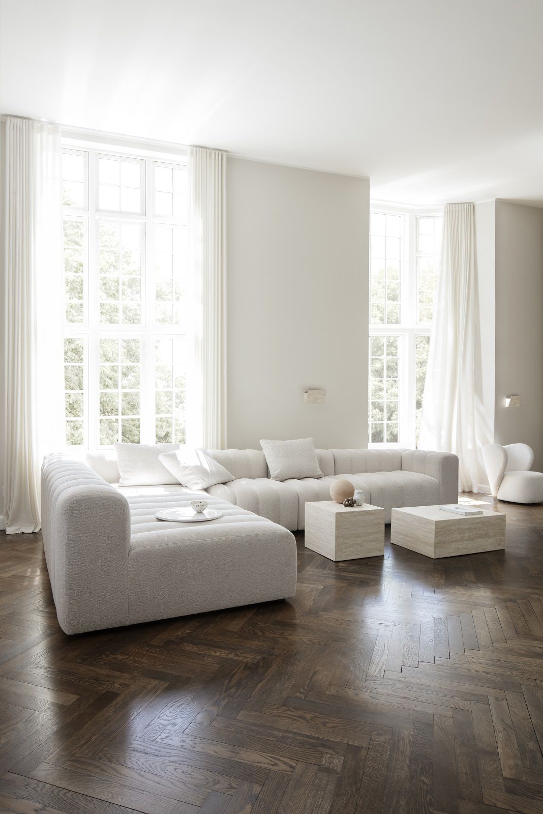 Heller Wohnraum mit großem Sofa und zwei Cubism Coffee Table Couchtischen von Norr11 aus Travertin.