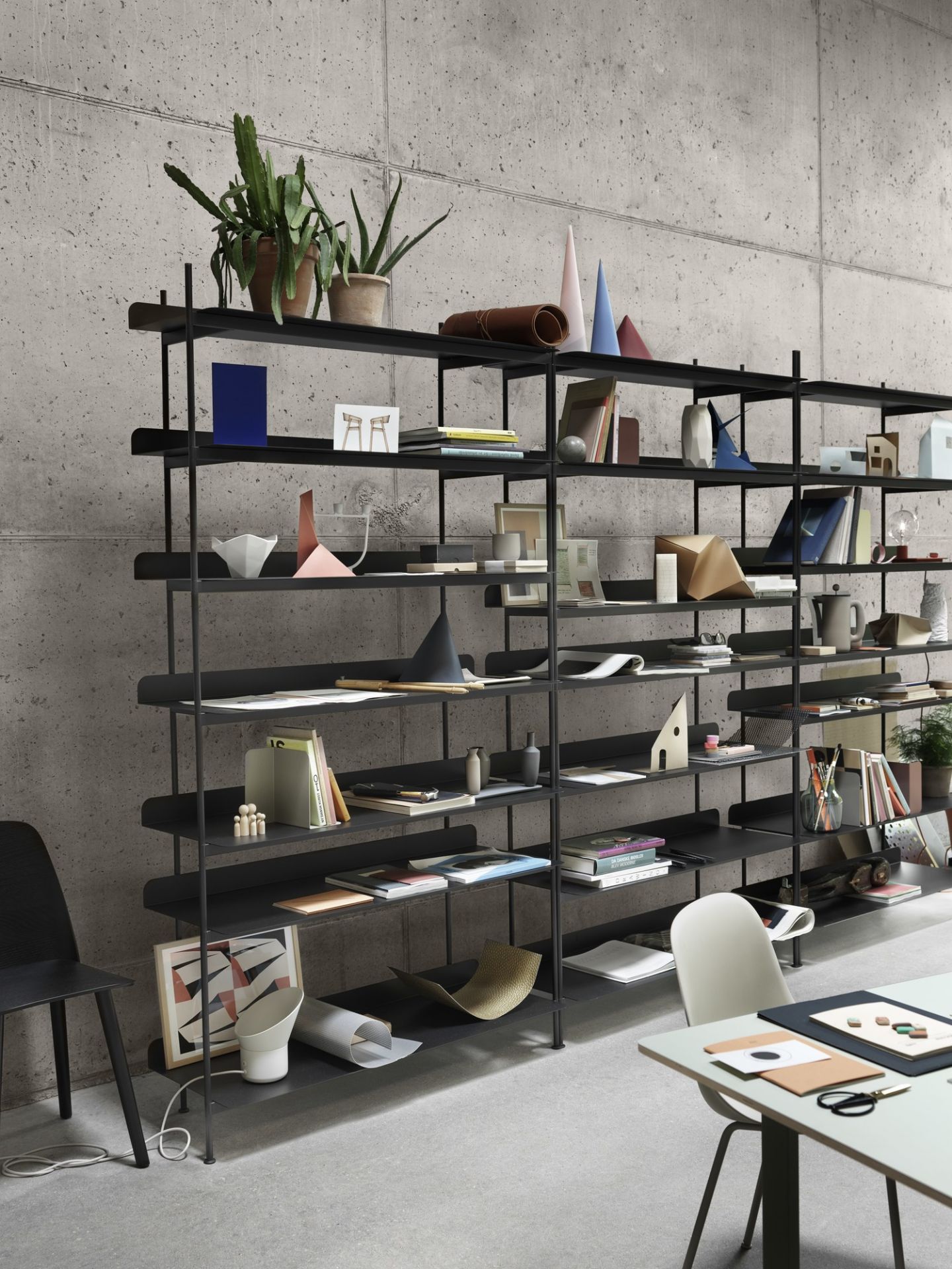 Nahaufnahme der Muuto Leaf Table Lamp Tischleuchte auf einem Regal, modernes Wohnaccessoire.