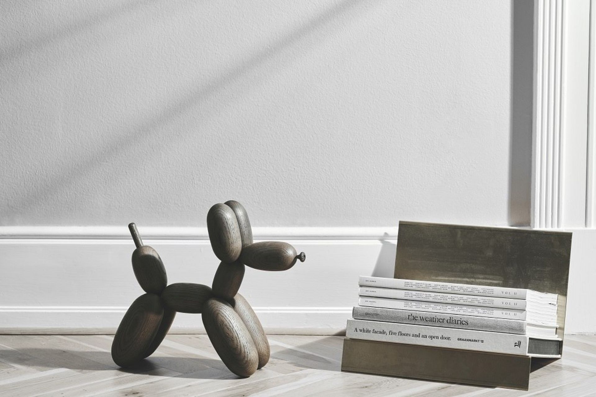 Ballon d’Og Holzfigur Hund, geräucherte Eiche, Boyhood Design, Deko-Objekt, Holzspielzeug, Einzelstück.
