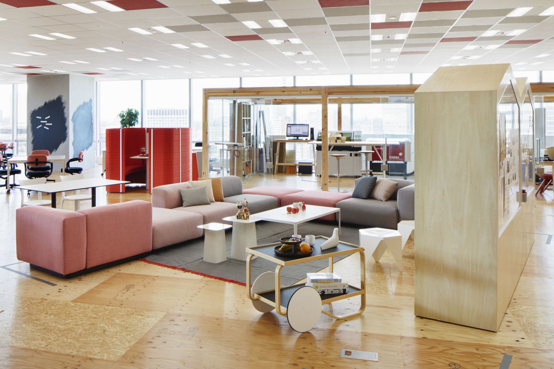 Großzügiger Büroraum mit Metal Side Table Beistelltischen von Vitra, Sofas und modernen Möbeln für kreative Arbeitsbereiche.