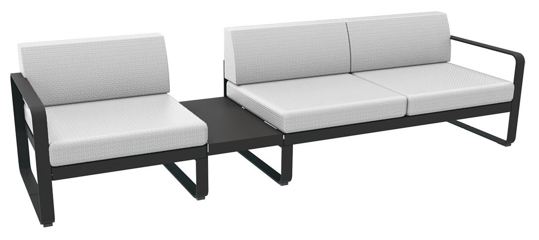 Bellevie Lounge Sofa von Fermob, Outdoor-Möbel mit anthrazitfarbenem Gestell und hellgrauen Polstern, bestehend aus Sessel, Sofa und Tisch.