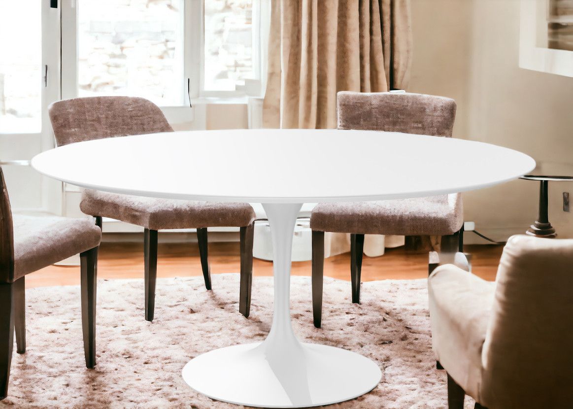 Weißer, runder Saarinen Esstisch von Knoll International mit passenden Stühlen auf einem Teppich.
