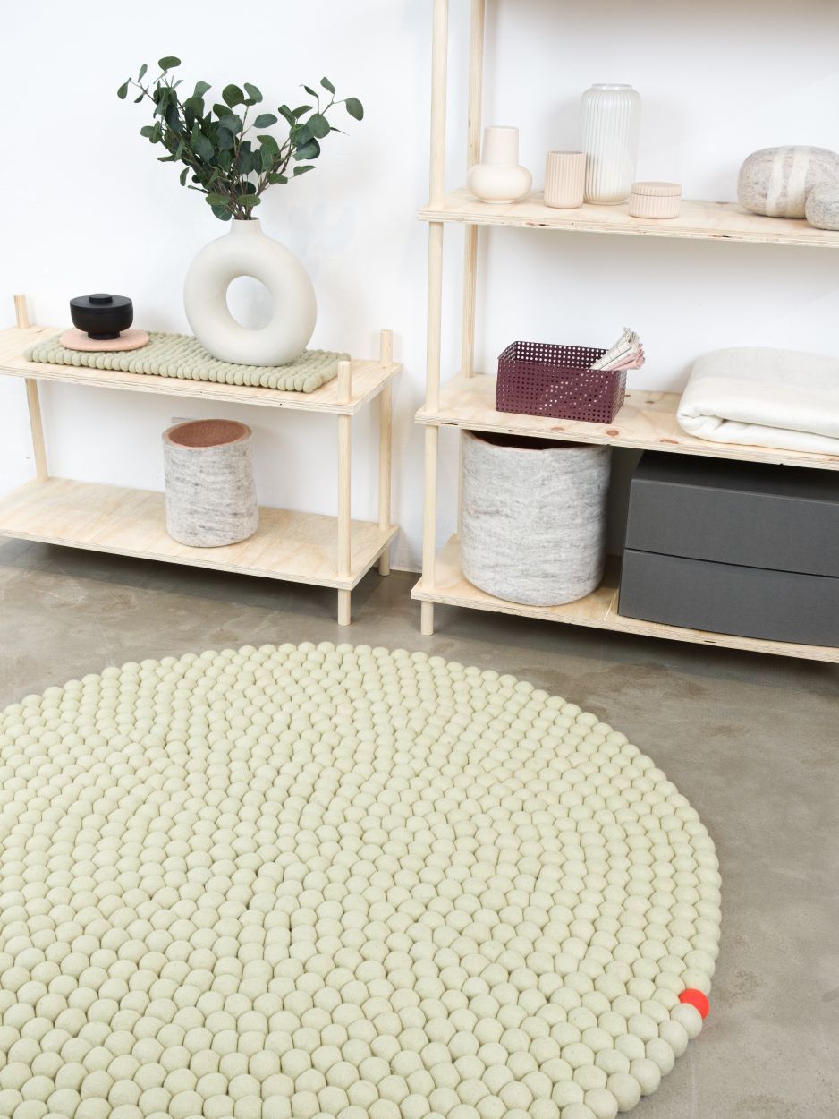 Detailaufnahme: Runder, grünbeiger Filzteppich "Big One" (Ø 300 cm) von myfelt im Raum.
