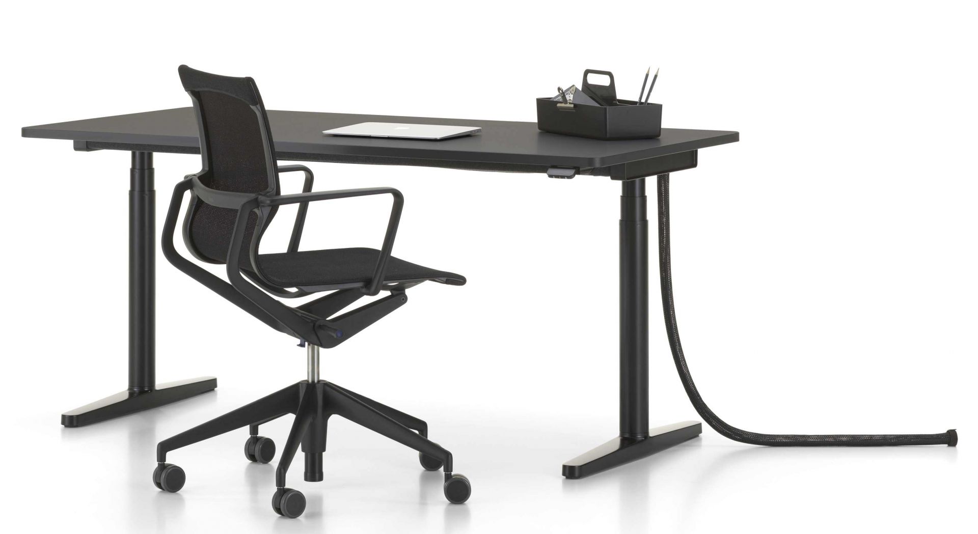 Vitra Tyde 2 Sitz- und Stehtisch 180 cm in Schwarz mit Bürostuhl und Zubehör.