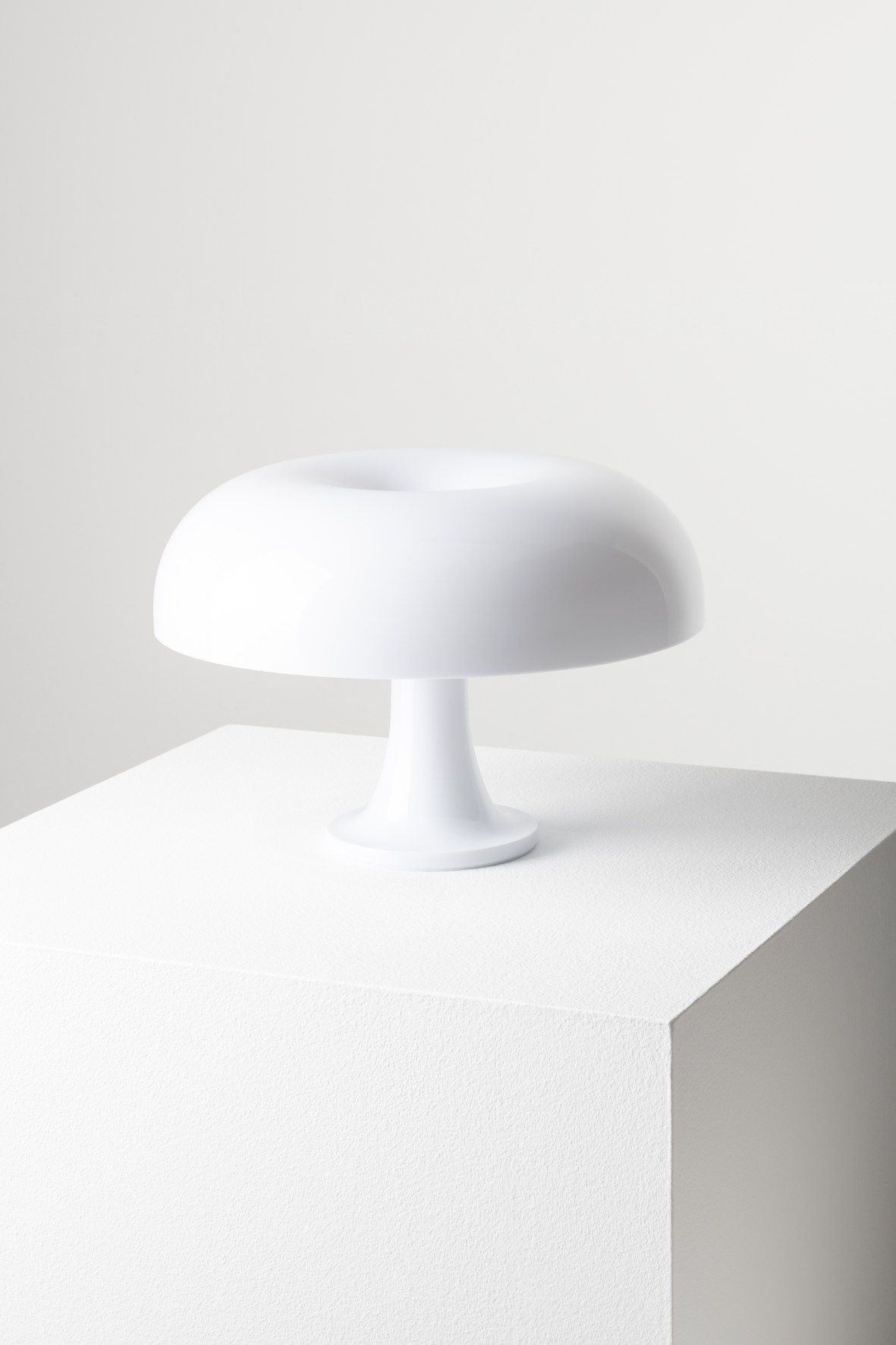 Weiße Nessino Tischleuchte von Artemide, Pilzdesign, moderne Beleuchtung für Wohnzimmer und Schlafzimmer.