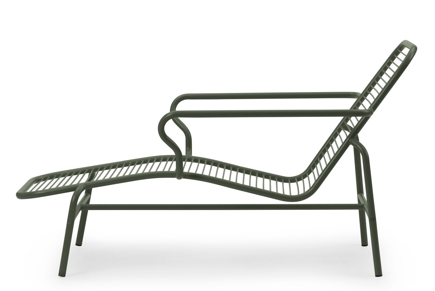 Grüne Normann Copenhagen Vig Chaise Longue Gartenliege aus pulverbeschichtetem Stahl, Seitenansicht auf weißem Hintergrund.
