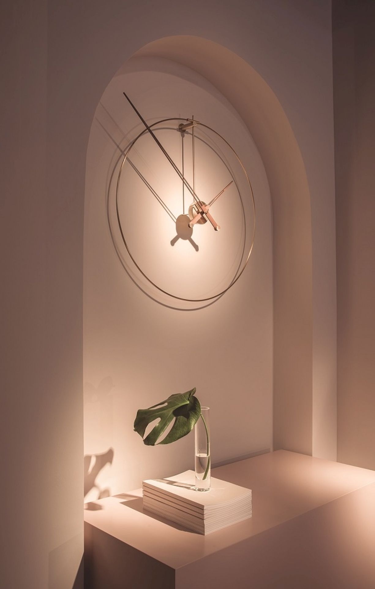 New Anda G Wanduhr aus Messing von Nomon, minimalistisches Design mit filigranen Zeigern.