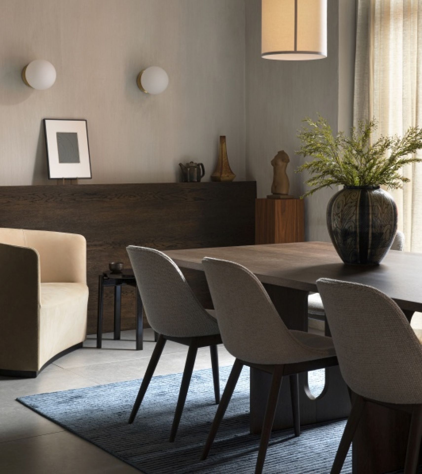 Innenaufnahme eines Esszimmers mit Androgyne Esstisch aus Holz, Stühlen und blauen Teppich für ein modernes Ambiente.