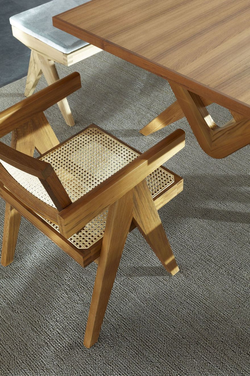 Detailaufnahme des Cassina 056 Capitol Complex Tisches und Stuhls aus Holz mit Wiener Geflecht.