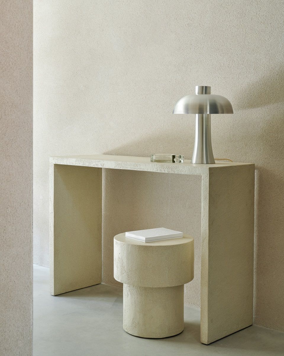 Ethnicraft Couchtisch im Pilzdesign: Elements Beistelltisch aus Microzement in Off-White. Moderner Wohnstil.