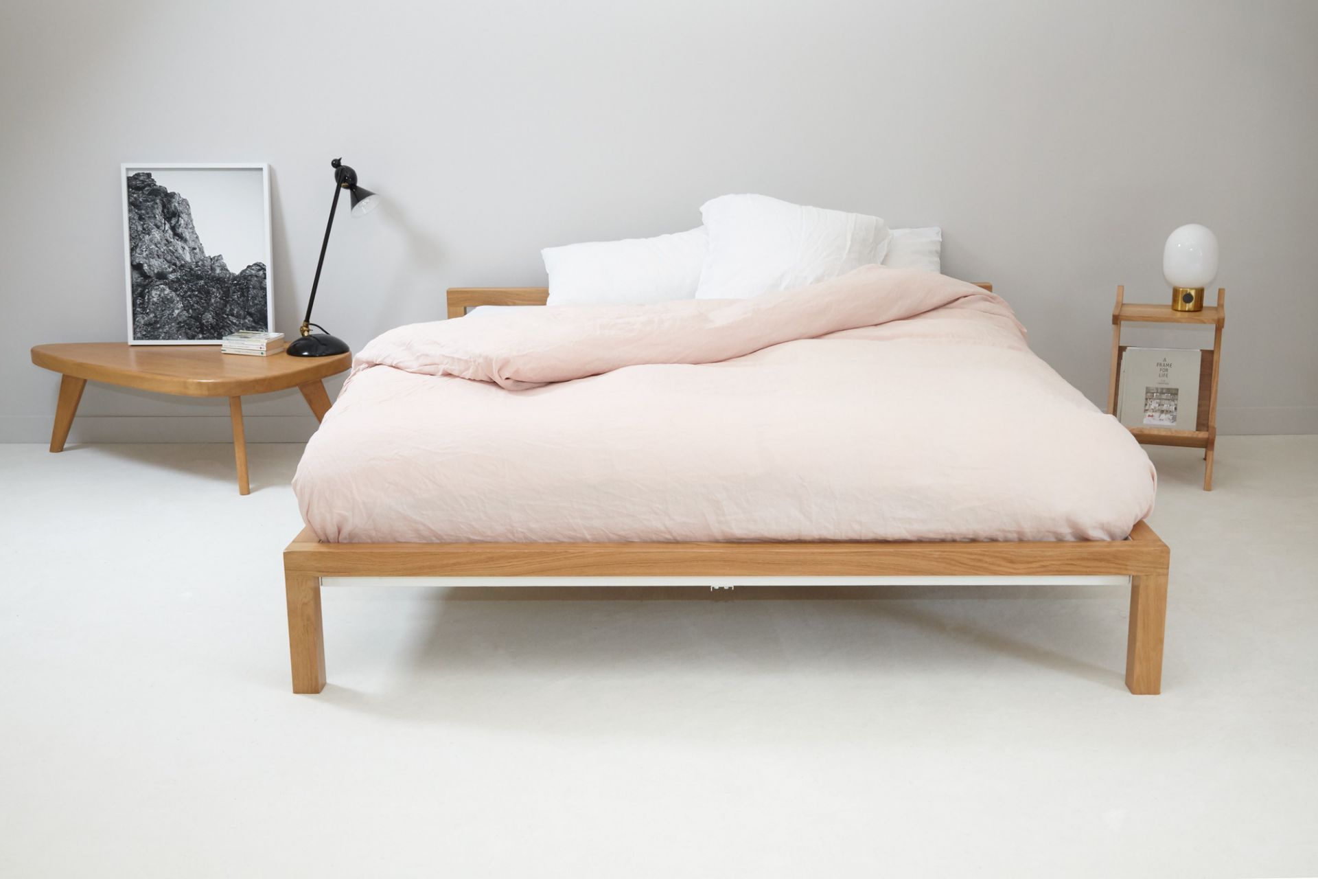Pure Bett Eiche 160x200 cm von Hans Hansen mit Bettwäsche und Nachttischen im Schlafzimmer.