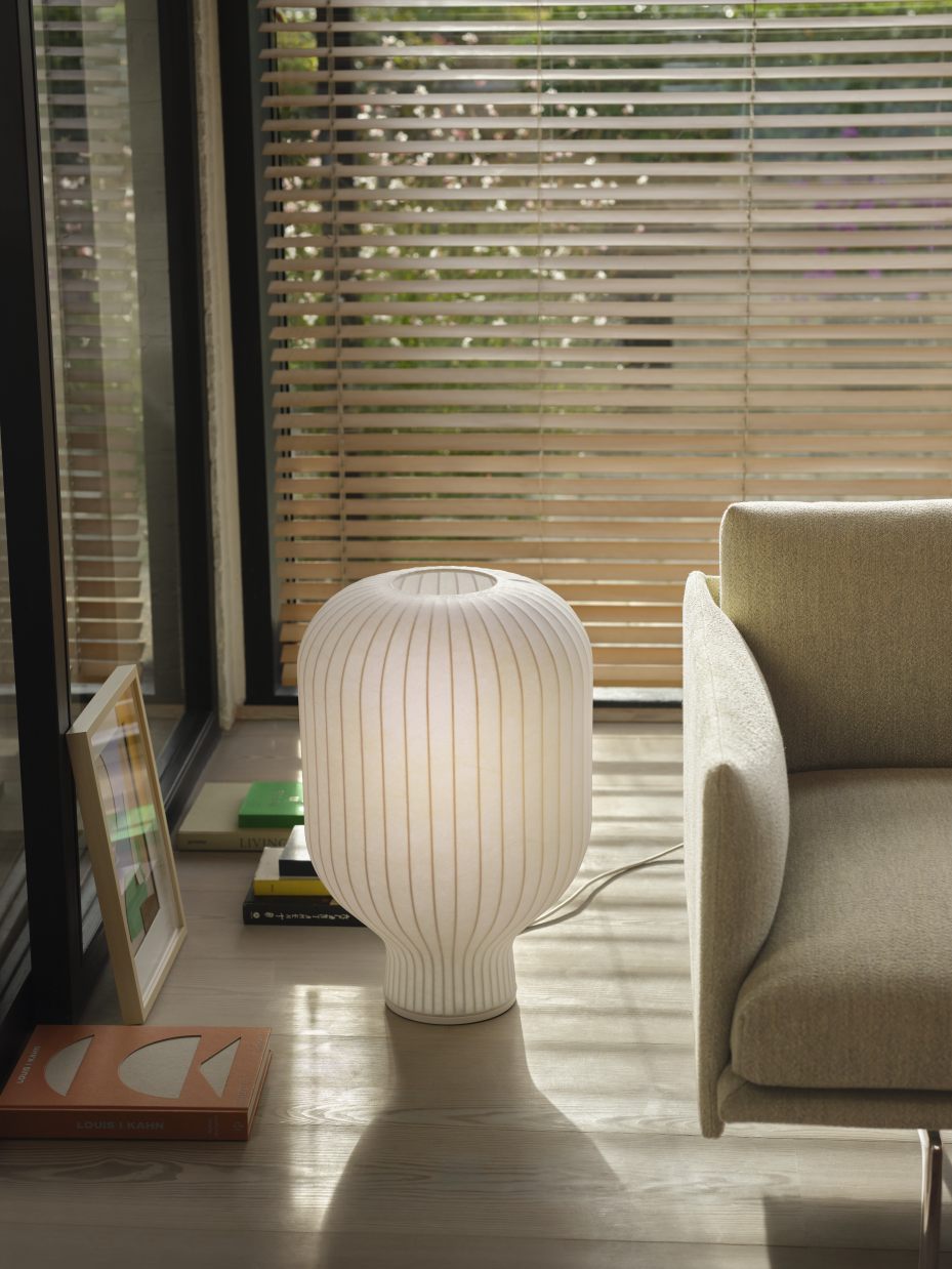 Helle Muuto Strand Tischleuchte im Wohnzimmer, weiße Designlampe mit gerippter Oberfläche.