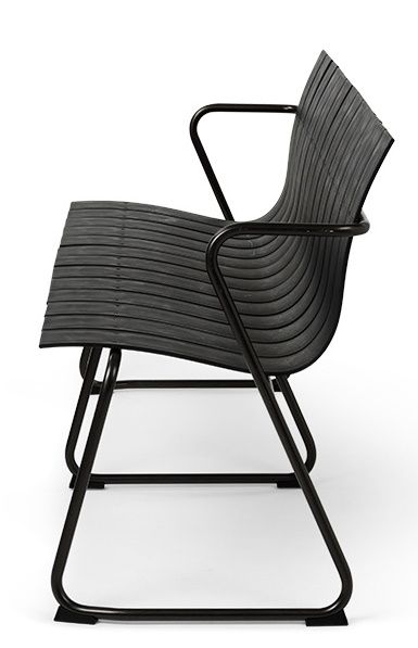 Schwarze Ocean Bank für den Außenbereich, moderne Gartenbank aus recyceltem Kunststoff, Seitenansicht.