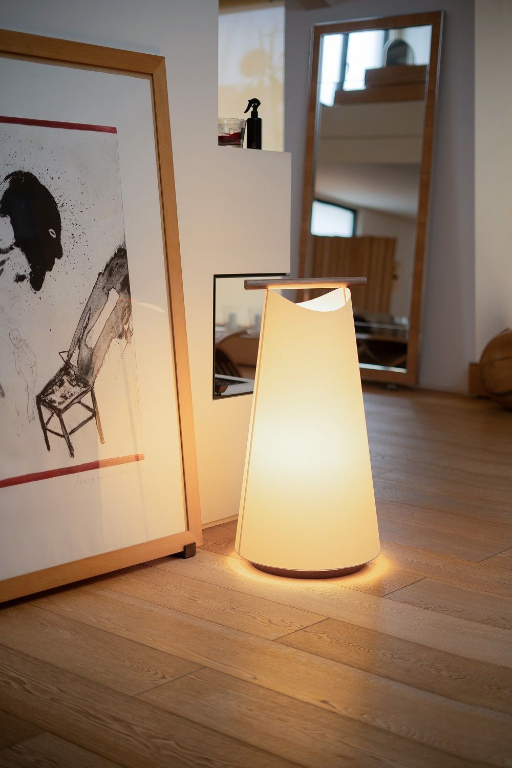 Catay Stehleuchte von Nomon, modernes Design mit warmem Licht, ideal für Wohnzimmer und Schlafzimmer.