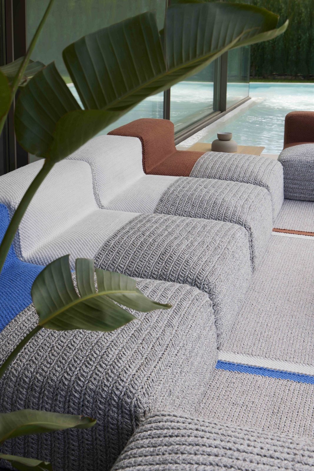 Detailaufnahme des Mangas Outdoor Rug Teppichs in Multinatural, ein moderner Outdoor Teppich mit Textur.