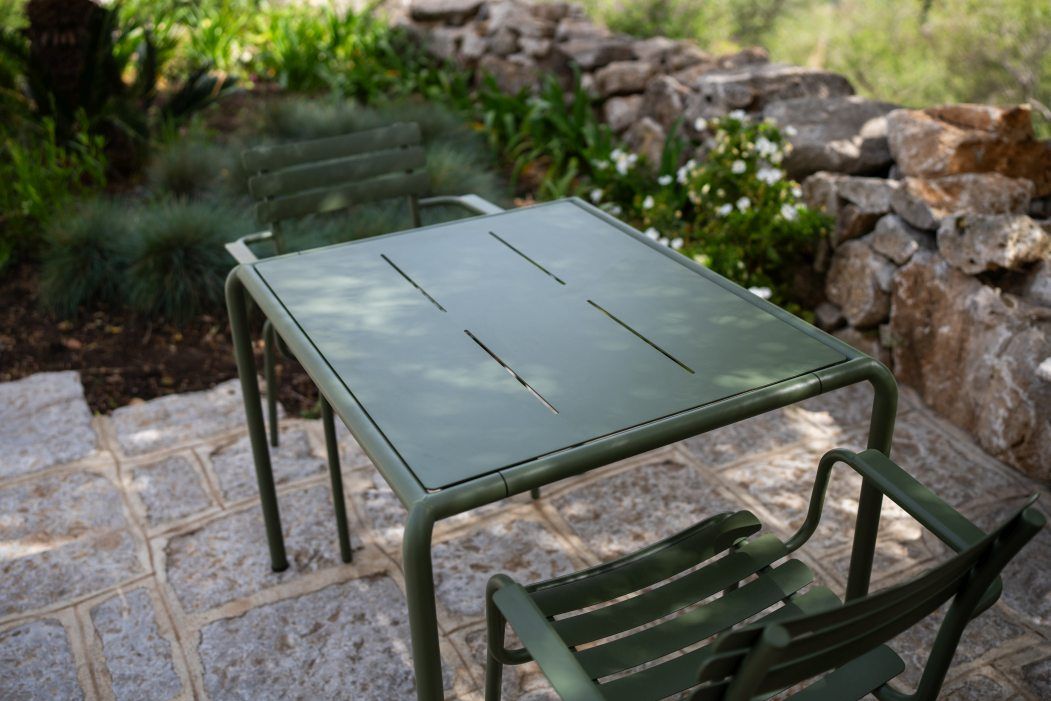 Avanti Esstisch von Houe, ein quadratischer Outdoor Tisch mit passenden Stühlen in Olivgrün.