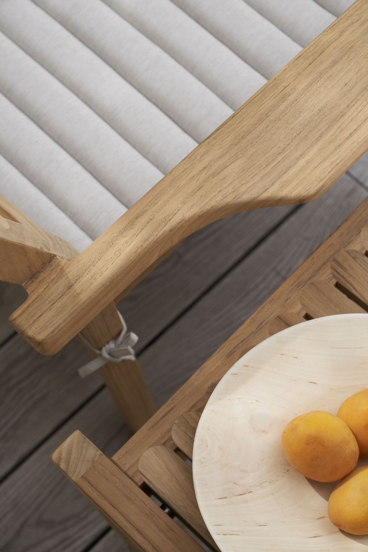 CU AH501B Rückenkissen für Carl Hansen AH501/AH502 Gartenstuhl, hellgrau, mit Holzstuhl und Aprikosen.