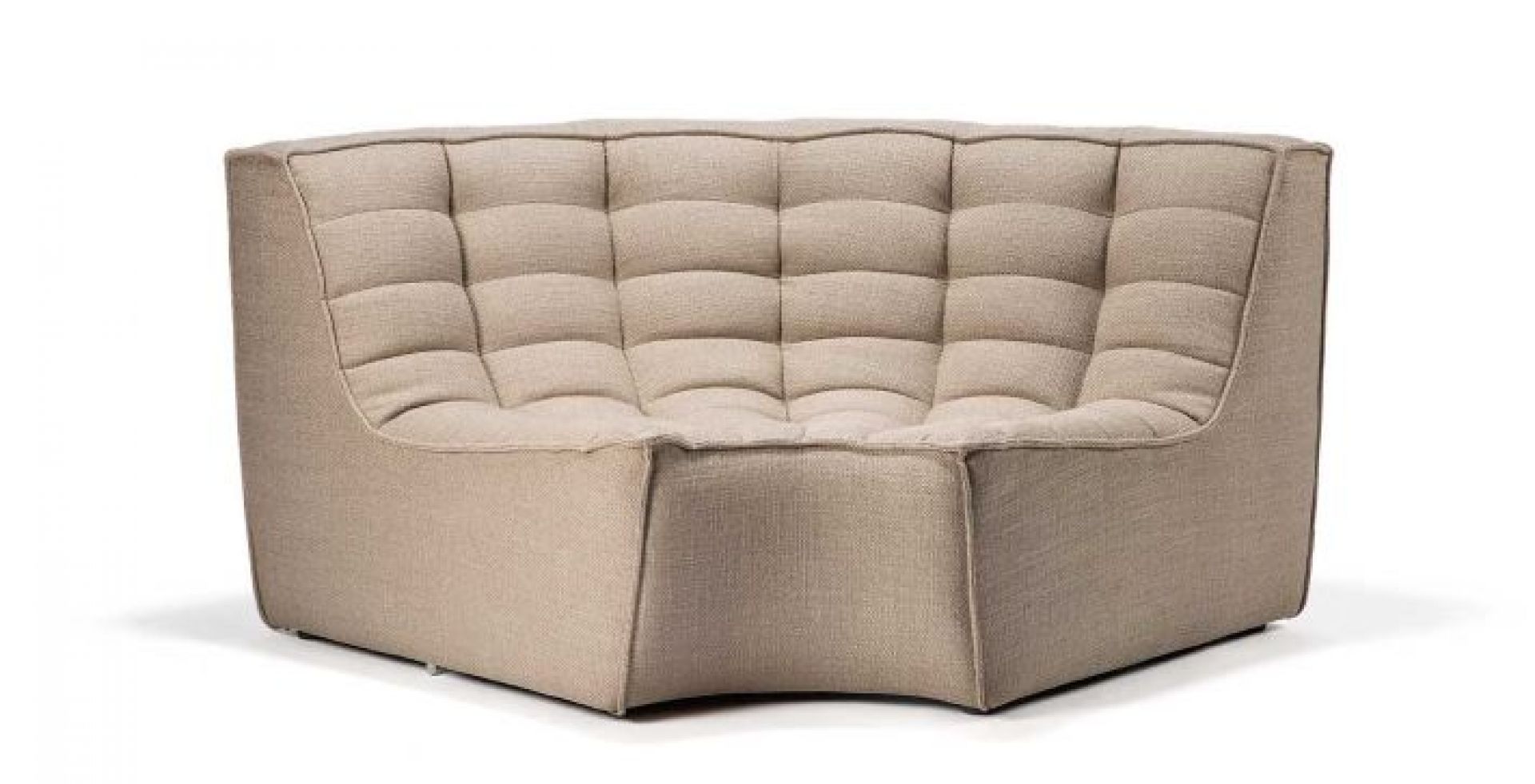 Beige N701 Sofa Ecke von Ethnicraft mit gesteppter Polsterung für Wohnzimmer und Lounge.