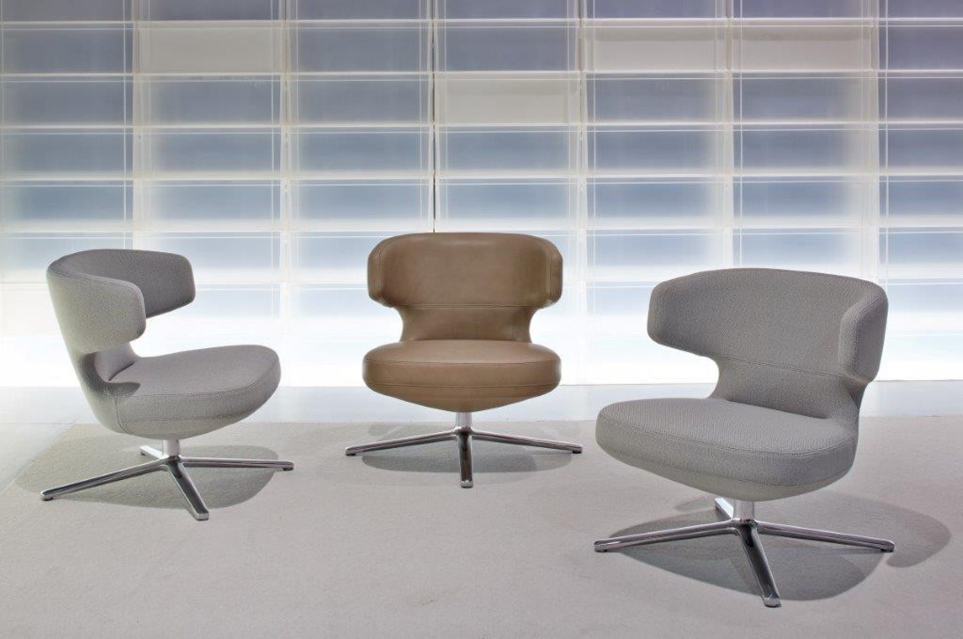 Drei moderne Petit Repos Sessel von Vitra in Grau und Braun mit Drehfuß.