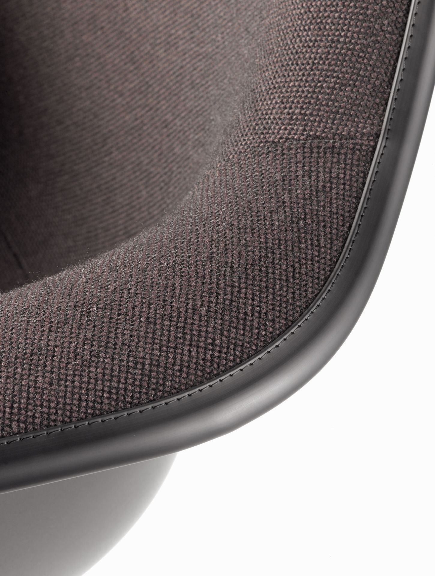 Detailaufnahme des braunen, vollgepolsterten Eames Plastic Arm Chair DAL Stuhls von Vitra mit schwarzem Gestell.
