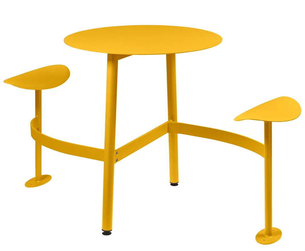 Gelber Bolder 2-Sitzer Tisch von Fermob für den Außenbereich, ideal für kleine Balkone und Terrassen.