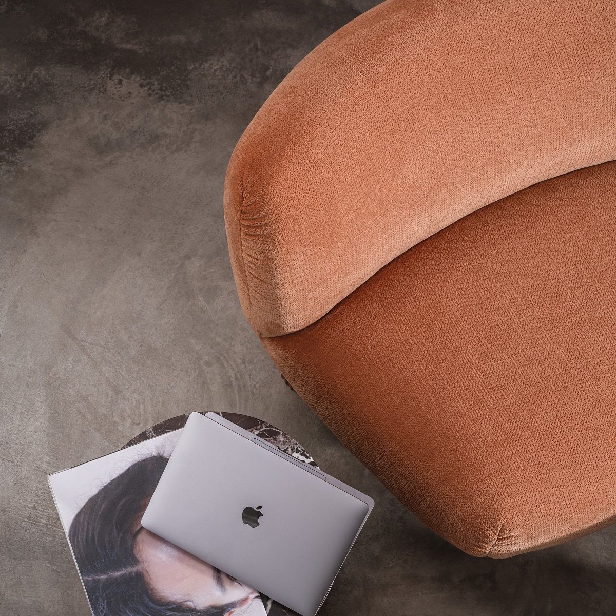 Ansicht von oben: Moderner Bolete Sessel in Orange mit Laptop auf Marmortisch.