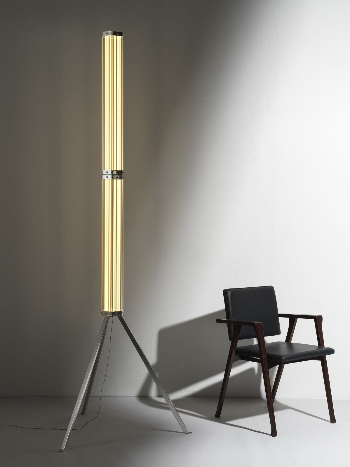 Superwire Stehleuchte von Flos: Moderne Stehlampe mit dreibeinigem Stativ und warmem Licht.