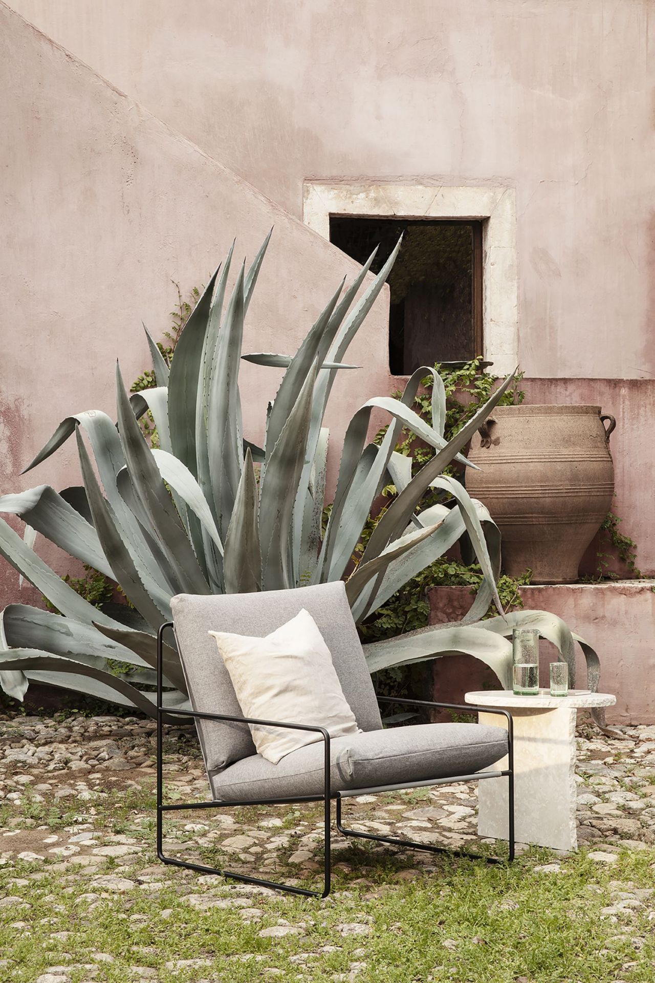 Desert Sessel von Ferm Living: Outdoor Sessel mit Cashmere Bezug und schwarzem Gestell.