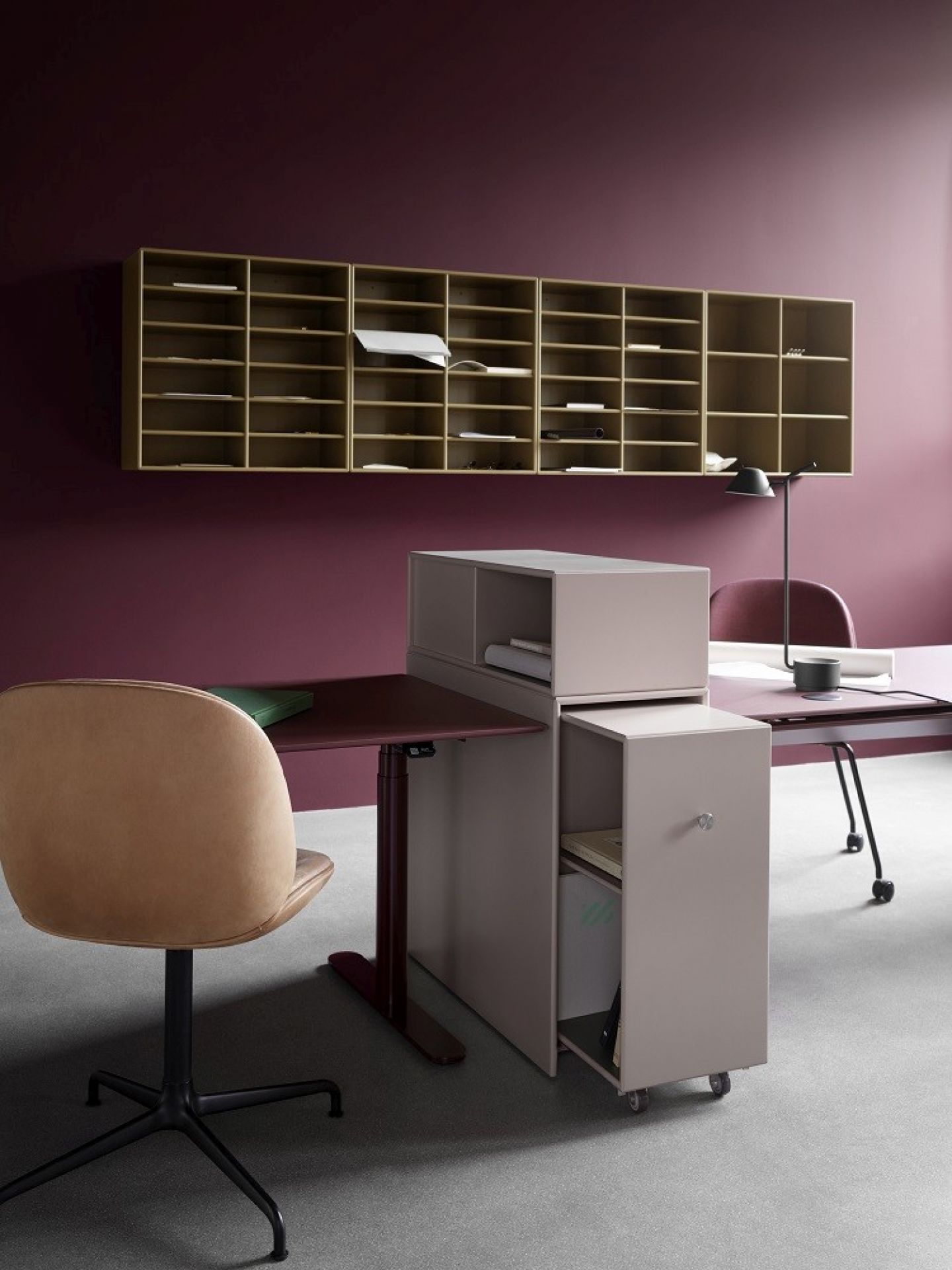 HiLow 2 elektrisch höhenverstellbarer Tisch von Montana mit Büromöbeln in modernem Büroambiente.