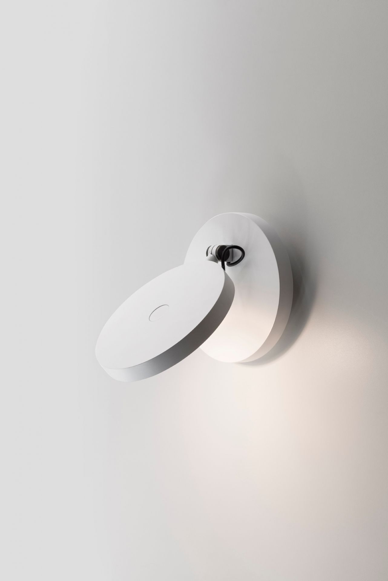Demetra Faretto Wandleuchte in Anthrazitgrau von Artemide: Moderne LED-Wandlampe für stilvolle Beleuchtung.