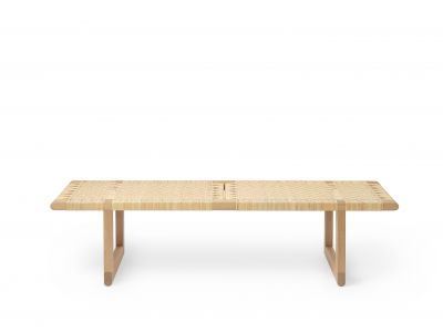 BM0488 Borge Mogensen Tischbank von Carl Hansen: Helle Holzbank mit geflochtener Sitzfläche.
