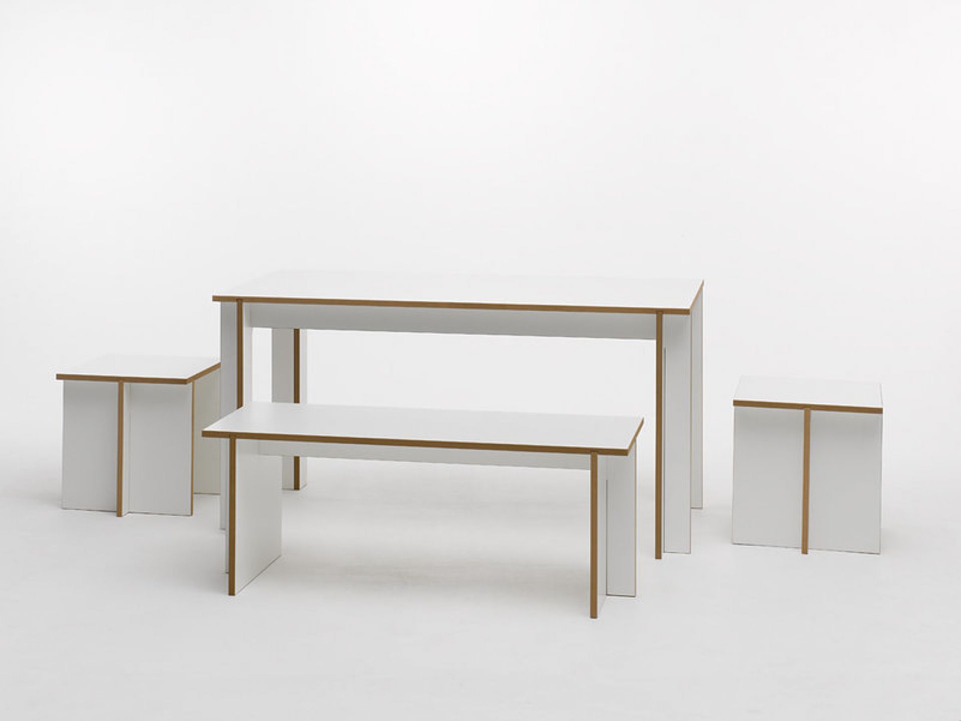 Tojo Tischgruppe mit Esstisch, Bank und zwei Hockern in minimalistischem, weißem Design.