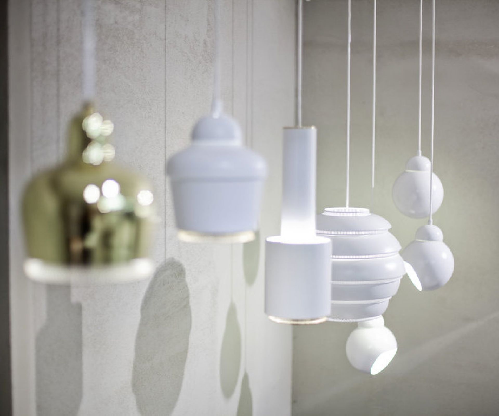 Moderne Hängelampen in Weiß und Gold, verschiedene Formen, minimalistisches Design für stilvolle Innenraumbeleuchtung.