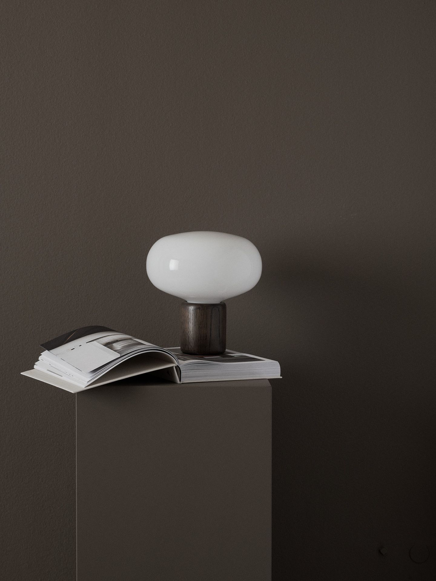 Karl-Johan Tischleuchte mit Eichenfuß und Opalglas, moderne Lampe für Nachttisch oder Wohnzimmer.